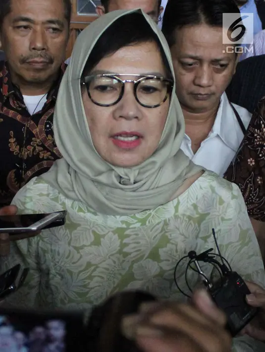Mantan Dirut PT Pertamina (Persero), Karen G Agustiawan menjawab pertanyaan pewarta usai menjalani sidang di Pengadilan Tipikor, Jakarta, Kamis (7/2). Sidang beragendakan pembacaan eksepsi atas dakwaan jaksa. (Liputan6.com/Helmi Fithriansyah)