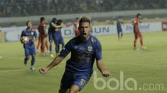 Gelandang Persib, Raphael Maitimo, melakukan selebrasi usai mencetak gol ke gawang Persiba pada laga lanjutan liga 1 Indonesia di Stadion GBLA, Bandung, Minggu (11/6/2017). Persib menang 1-0. (Bola.com/M Iqbal Ichsan)
