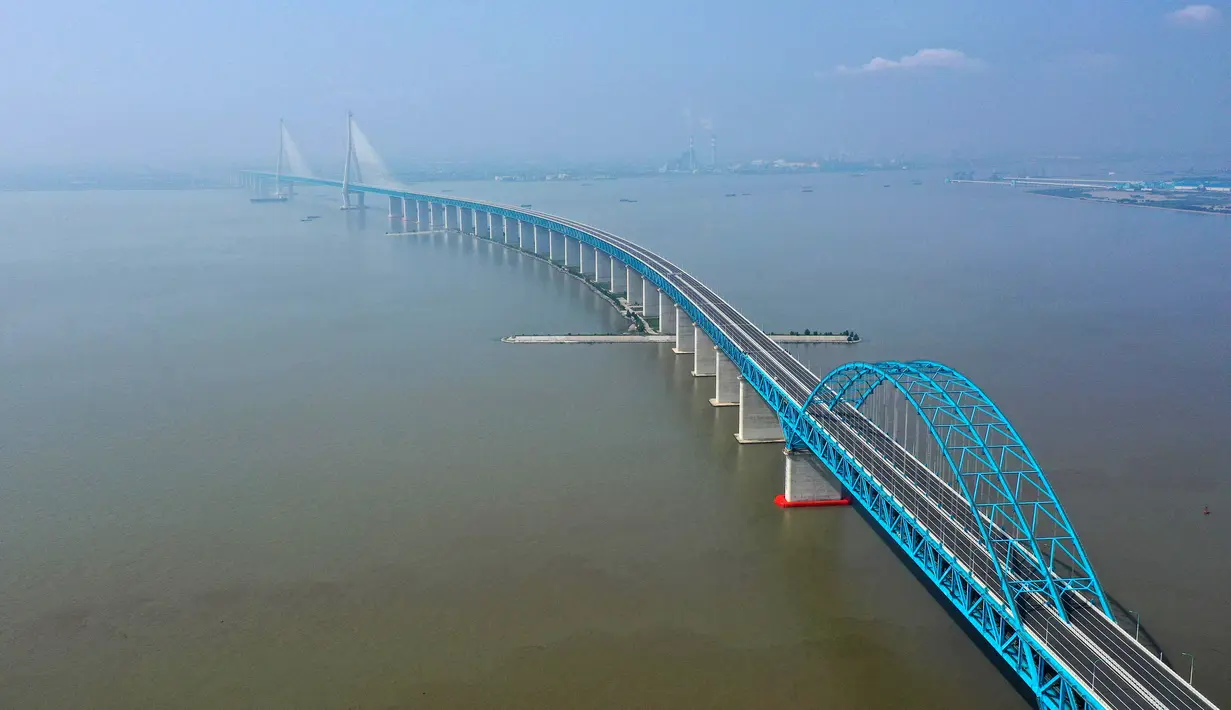 Foto dari udara menunjukkan pemandangan jembatan yang menghubungkan Nantong dan Zhangjiagang di Provinsi Jiangsu, China, Selasa (30/6/2020). Jembatan jalan raya dan kereta api kabel pancang tersebut dibuka untuk lalu lintas pada 1 Juli. (Xinhua/Ji Chunpeng)