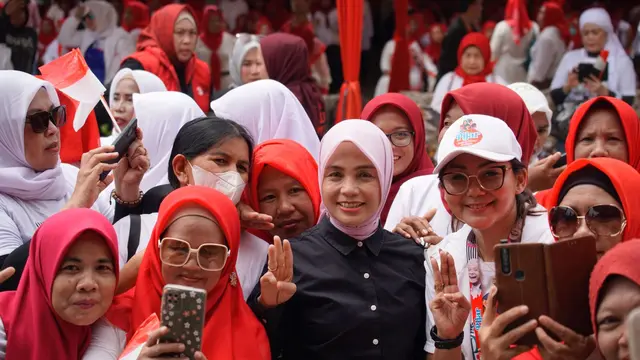 Istri Calon Presiden (Capres) nomor urut 3 Ganjar Pranowo, Siti Atikoh Suprianti saat bertemu kader penggerak Posyandu di Kebun Gede Village, Palembang, Jumat (12/1/2024).