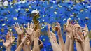 Para pemain Amerika Serikat merayakan gelar juara Piala Dunia Wanita 2019 usai mengalahkan Belanda pada laga final di Stadion Lyon, Lyon, Minggu (7/7). AS menang 2-0 atas Belanda. (AFP/Franck Fife)
