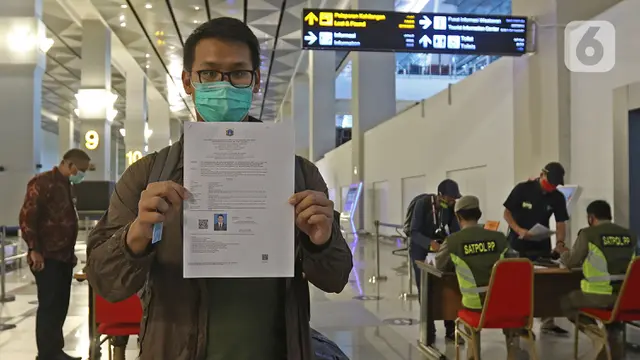 Petugas Periksa SIKM Penumpang di Bandara Soetta
