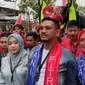 Paslon Dani Mardani - Fitria Pamungkaswati dikawal banteng raksasa dan barongsai mendaftar ke KPU Kota Cirebon dalam Pilkada Serentak 2024. Foto (Liputan6.com / Panji Prayitno)