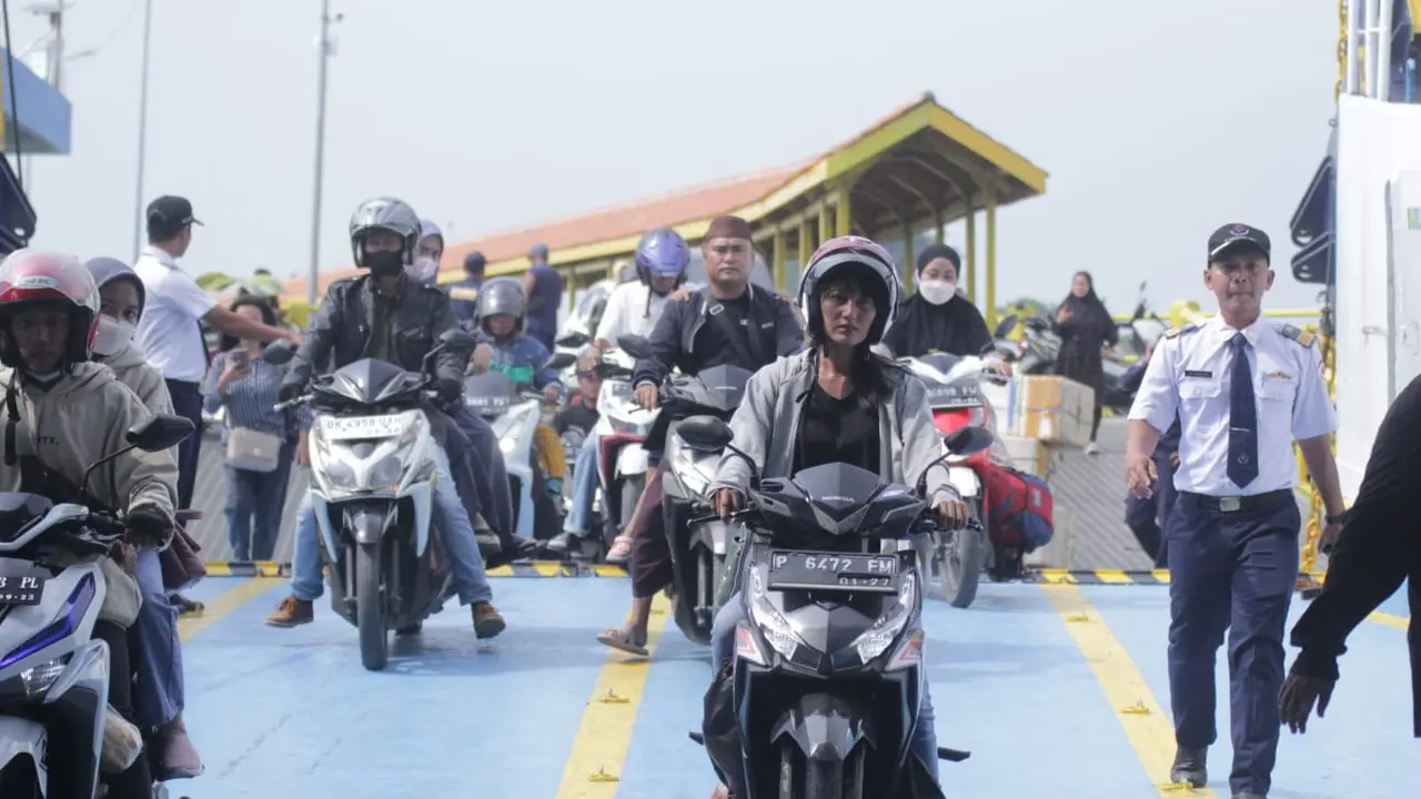 Aktivitas bongkar muat di Pelabuhan Jangkar Situbondo (Istimewa)