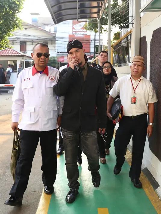 "Ketiga, menyatakan bahwa persidangan tetap harus dilanjutkan," jelas JPU. Pihak Dhani beri kesempatan Ketua Majelis Hakim. "Kami tetap pada eksepsi kami," ucap kuasa hukum Ahmad Dhani. (Nurwahyunan/Bintang.com)