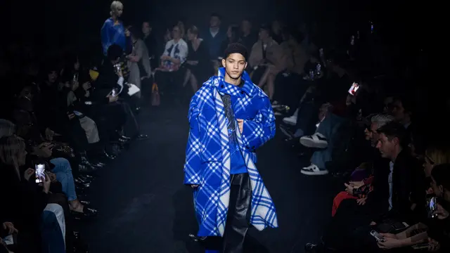 Bulu Imitasi hingga Botol Air Panas Hiasi Koleksi Burberry di London Fashion Week
