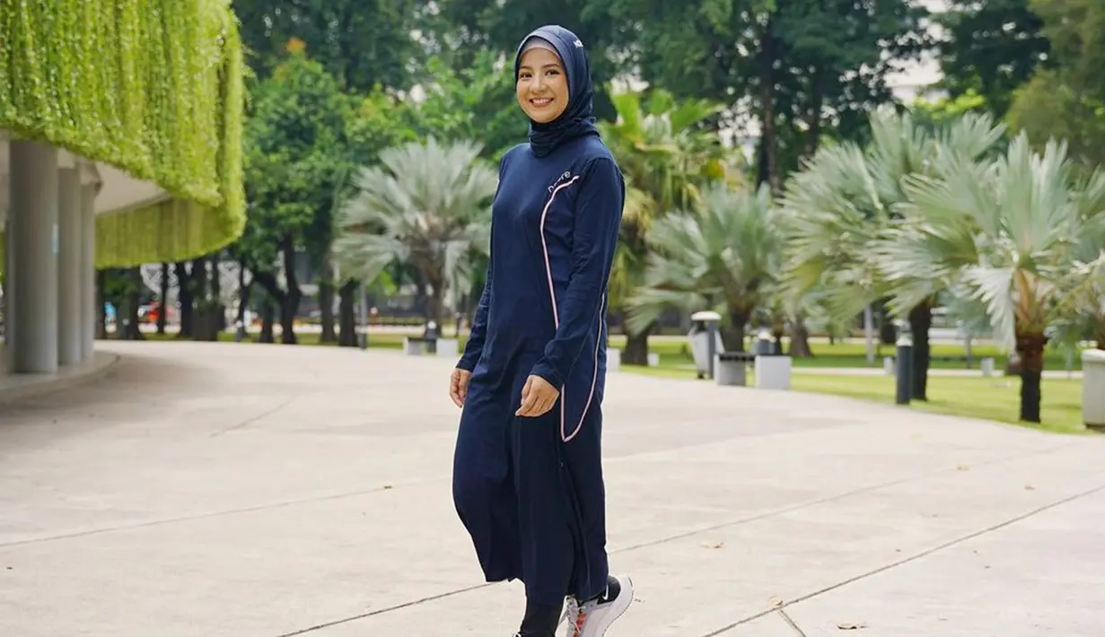 Gaya OOTD Natasha Rizky dengan busana olahraga muslim ini juga tak luput dari sorotan netizen. Tampil dalam busana berwarna navy, penampilan istri Desta ini bahkan banjir pujian. (Liputan6.com/IG/@natasharizkynew)