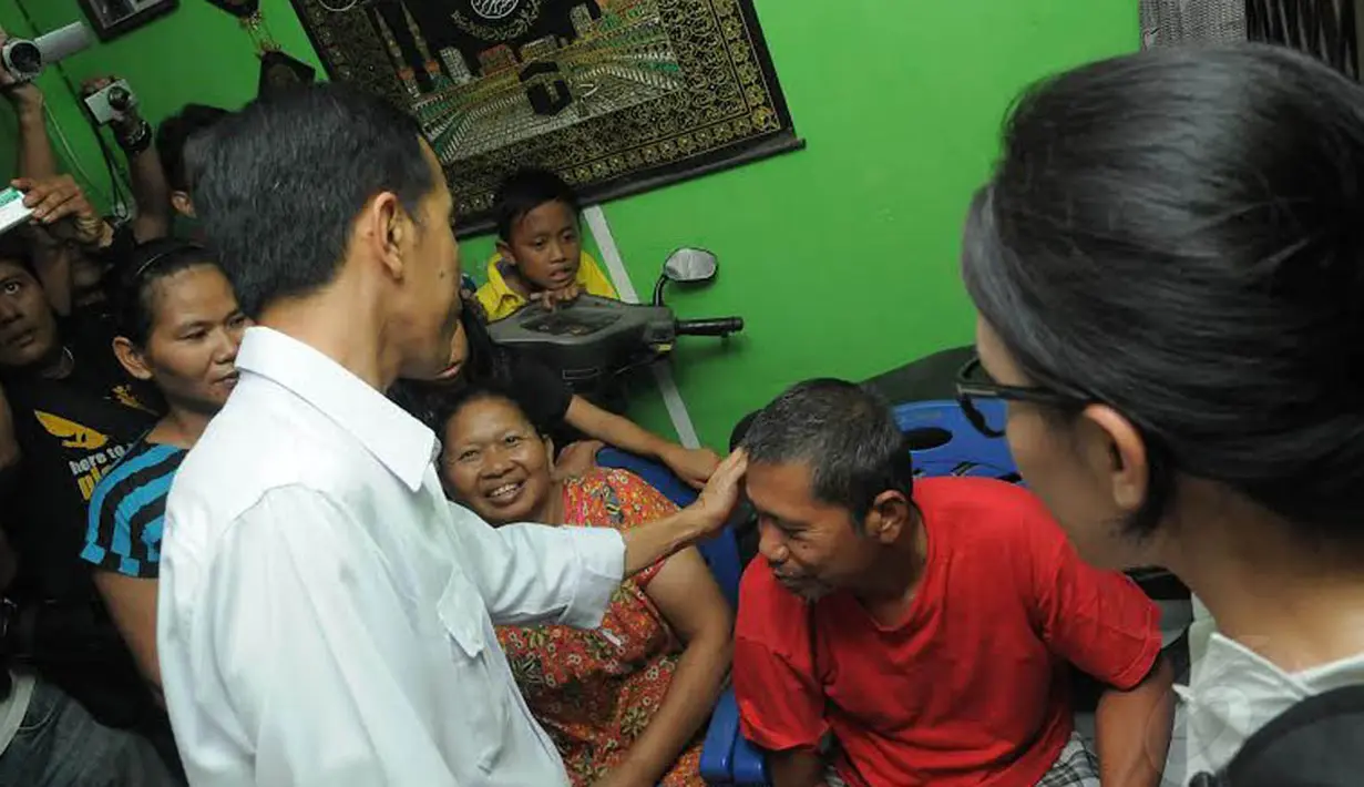 Usai mengunjungi Abdullah, Jokowi menyambangi kediaman Umar, buruh purnakerja yang mengalami stroke (Liputan6.com/Herman Zakharia)