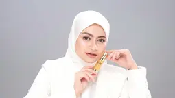 Dengan gaya hijab sederhana berwarna putih serta makeup natural, pesona wanita yang kini tengah hamil anak pertama itu kian terpancar. (Liputan6.com/IG/@nathalieholscher)
