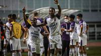 Gelandang Persita, Billy Keraf (kiri) dan penyerang Altariq Ballah melakukan selebrasi kemenangan usai laga pekan pertama BRI Liga 1 2021/2022 antara Persipura Jayapura melawan Persita Tangerang di Stadion Pakansari, Bogor, Sabtu (28/08/2021) malam WIB. (