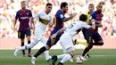 Penyerang Barcelona, Lionel Messi menggiring bola dari kejaran pemain Boca Juniors selama pertandingan Piala Joan Gamper di stadion Camp Nou, Spanyol (15/8). Barcelona menang telak 3-0 atas Boca Juniors. (AP Photo/Manu Fernandez)
