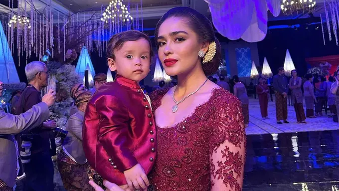 Penampilan Yasmine Wildblood dengan Kebaya dan Sanggul Ini Banjir Pujian