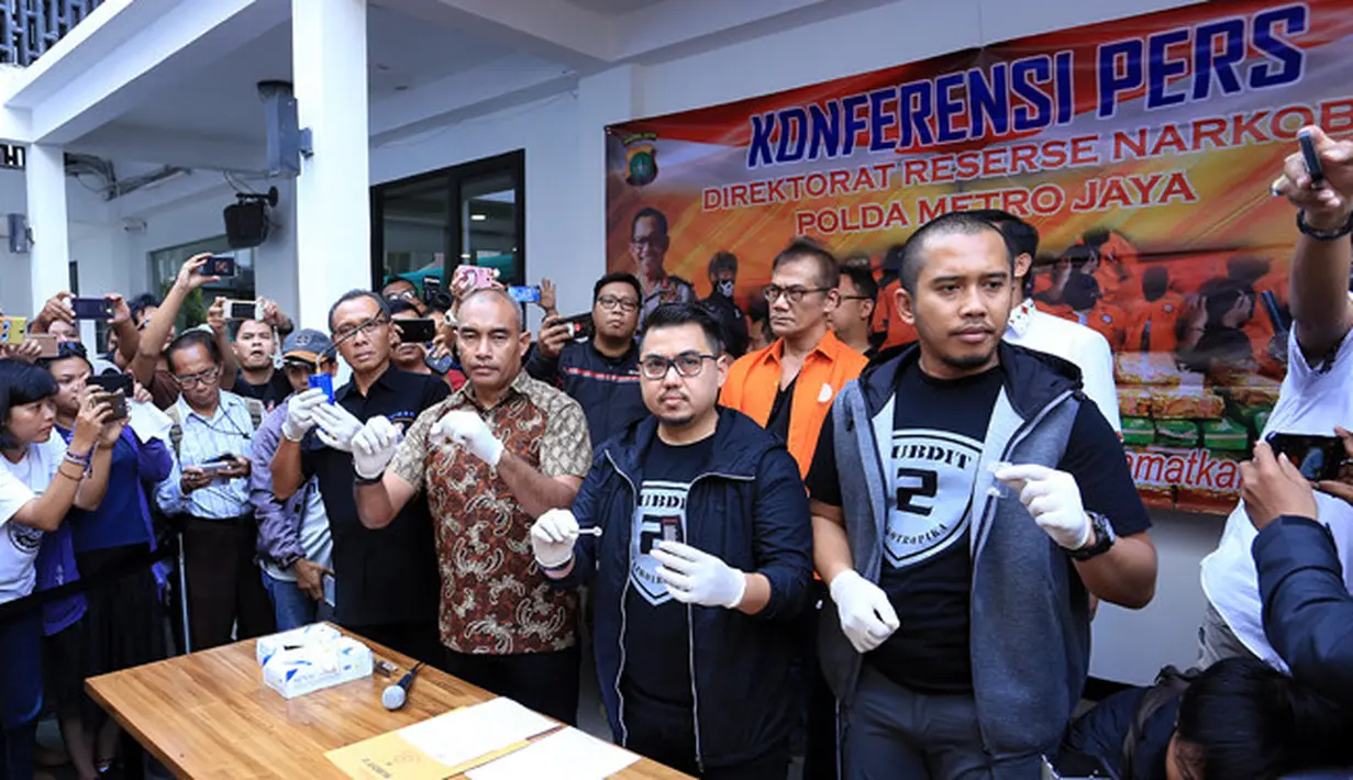 Berdasarkan tes urine yang dilakukan di rumahnya, aktor 54 tahun itu dinyatakan positif. Tidak ada perlawanan dari aktor yang mengawali kariernya di film Bilur-bilur Penyesalan (1987) itu saat dilakukan penangkapan. (Deki Prayoga/Bintang.com)