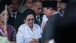 Presiden Republik Indonesia Prabowo Subianto (kanan) menyalami Presiden Indonesia kelima sekaligus Ketua Dewan Pengarah Badan Pembinaan Ideologi Pancasila (BPIP) Megawati Soekarnoputri (tengah) saat peringatan Hari Lahir Pancasila di Gedung Pancasila, kompleks Kementerian Luar Negeri di Jakarta, pada Senin 2 Juni 2025. (YASUYOSHI CHIBA/AFP)