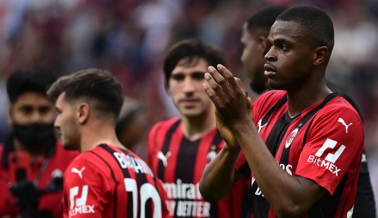 Pierre Kalulu (kanan) berkembang pesat pada musim ini sebagai bek tengah AC Milan. Duetnya bersama Fikayo Tomori selalu menjadi ganjalan serius bagi penyerang-penyerang lawan. Berkat penampilan apiknya, Kalulu kini mengalami kenaikan harga pasar sebesar 7 juta euro, atau kini menjadi 17 juta euro. (AFP/Miguel Medina)