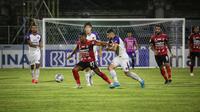 Pertandingan antara Bali United versus Persita di BRI Liga 1 2021/2022. (Maheswara Putra/Bola.com)