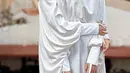 Denada bersama putrinya kompak mengenakan abaya dan khimar putih saat rayakan lebaran di Singapura. [@denadaindonesia]