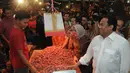 Mendag Rachmat Gobel saat berhenti di lapak pedagang bawang dan mengajak sang pedagang berdialog, Tangerang, Selasa (18/11/2014). (Liputan6.com/Herman Zakharia) 