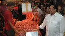 Mendag Rachmat Gobel saat berhenti di lapak pedagang bawang dan mengajak sang pedagang berdialog, Tangerang, Selasa (18/11/2014). (Liputan6.com/Herman Zakharia) 