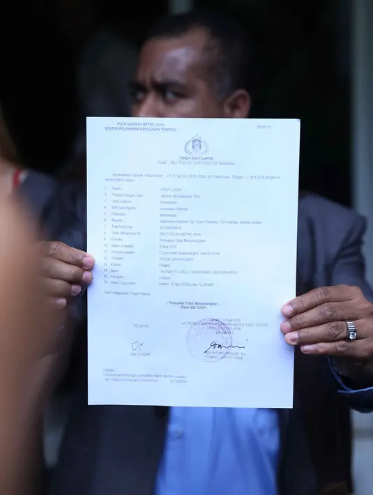 Cindy melaporkan tindak pidana Perbuatan Tidak Menyenangkan kepada temannya, berinisial TDJ.  Bernomor perkara LP/1738/IV/2016/PMJ Dit Reskrimum tertanggal 12 April 2016. (Nurwahyunan/Bintang.com)
