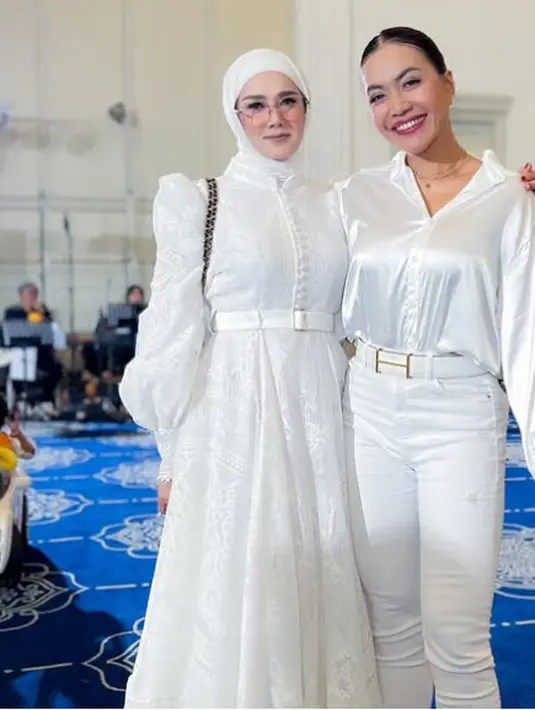 Mulan Jameela juga hadir mengenakan kerudung putih dipadukan long dress lengan panjang puff dengan aksen kancing dan belt warna senada. Denada juga tampak hadir mengenakan kemeja satin lengan panjang dipadukan belt Hermes dan celana panjang senada. [@mulanjameela1]
