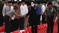 Presiden Joko Widodo bersalaman dengan Kapolri Jenderal Tito Karnavian saat menghadiri buka puasa bersama dengan Panglima TNI Jenderal Gatot Nurmantyo dan para prajurit TNI di Mabes TNI, Cilangkap, Jakarta Timur, Senin (19/6). (Liputan6.com/Angga Yuniar)