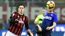 Pemain AC Milan,  Nikola Kalinic berebut bola dengan pemain Lazio, Luiz Felipe Ramos pada pertandingan pertama semifinal Coppa Italia di San Siro, Rabu (31/1). AC Milan dan Lazio hanya mampu meraih hasil imbang 0-0 di laga ini. (MIGUEL MEDINA / AFP)