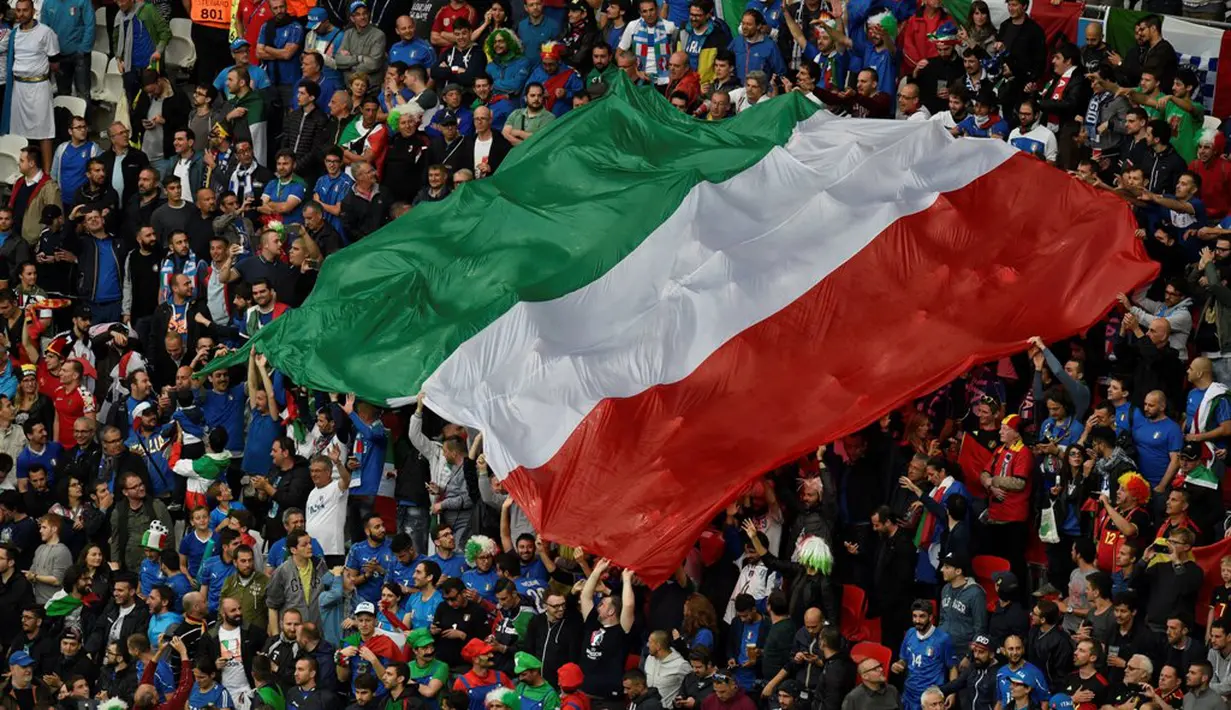 Suporter Italia membentangkan bendera raksasa saat melawan Belgia pada laga Grup E Piala Eropa 2016 di Stade de Lyon, Lyon, Selasa (14/6/2016) dini hari WIB. (AFP/Jean-Philippe Ksiazek)