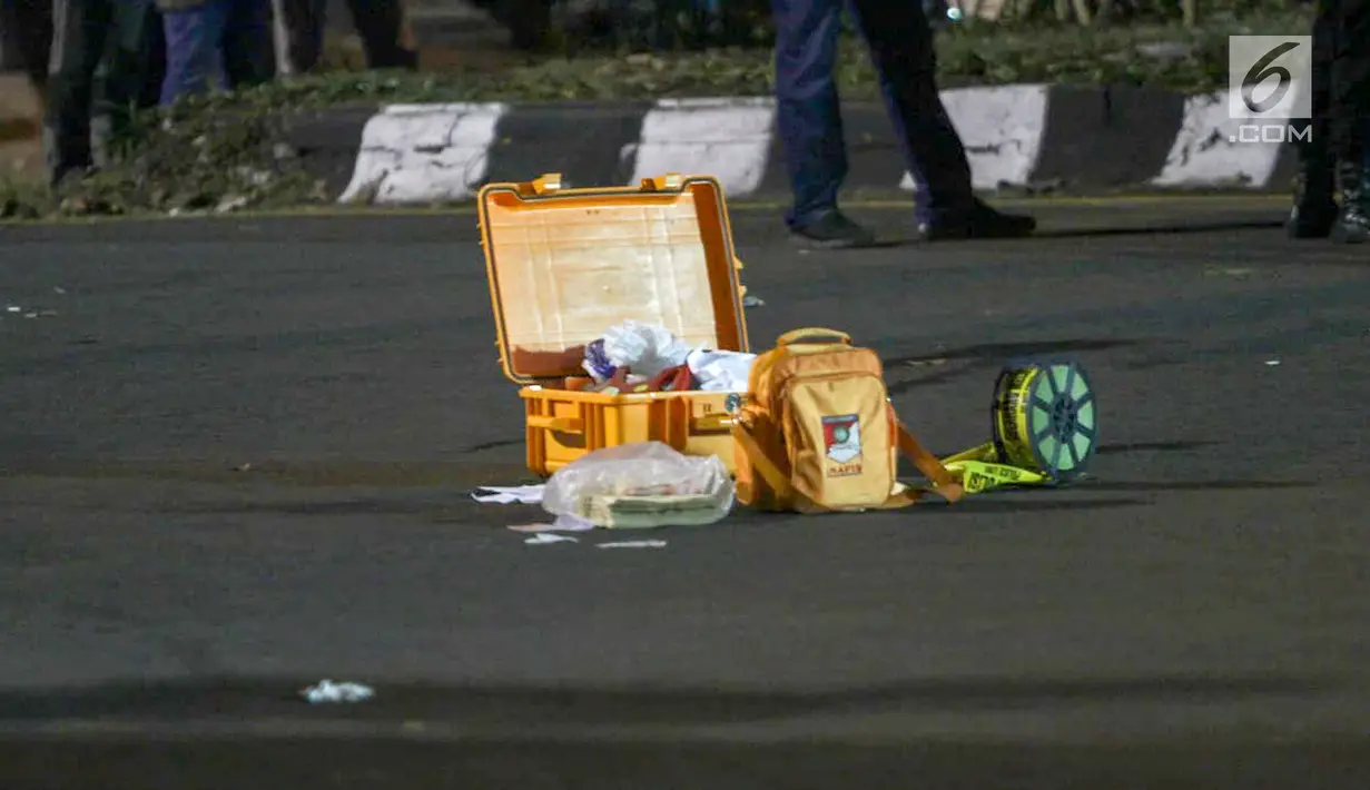 Peralatan tim Inafis di lokasi ledakan bom di Pos Polisi Pantau, Bundaran Kartasura, Sukoharjo Selasa (4/6/2019). Bom bunuh diri terjadi pada Senin pukul 22.30 WIB yang mengakibatkan pelaku aksi teror kritis dan tujuh polisi selamat. (Liputan6.com/Fajar Abrori)