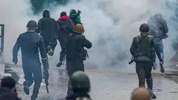 Petugas menembakkan gas air mata untuk membubarkan demonstran di Srinagar, Kashmir, India, Jumat (3/2). Demonstran memprotes hukuman mati yang diberikan oleh pengadilan Kolkata terhadap seorang pria Kashmir bernama Muzaffar Ahmed. (AP Photo / Dar Yasin)