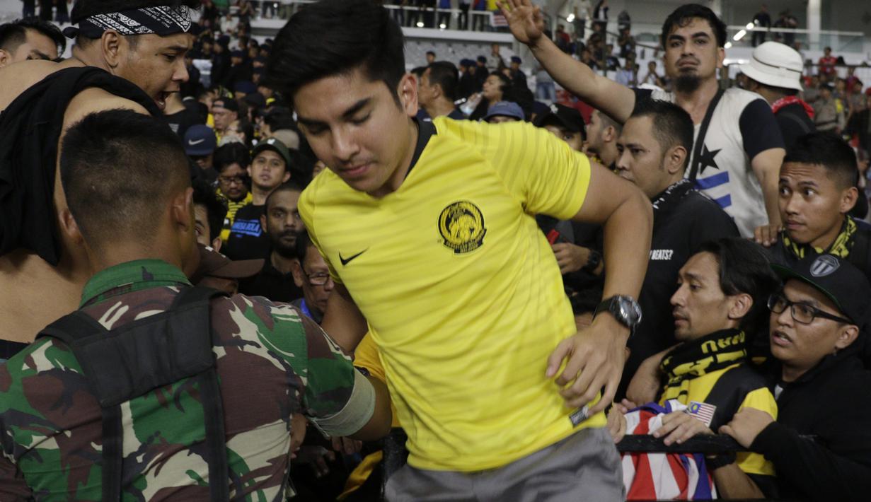 Namun suporter Malaysia mendapatkan serangan dari suporter Timnas Indonesia sehingga satu per satu dari mereka harus dievakuasi termasuk sang menteri. (Bola.com/Vitalis Yogi Trisna)