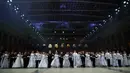 Para siswa sekolah militer bersiap untuk menari saat pesta tahunan Cadet Ball di Moskow, Rusia, Selasa (17/12/2019). Dalam acara ini para peserta mengenakan seragam dan gaun sambil menari tradisional dengan alunan musik klasik. (AP Photo/Alexander Zemlianichenko)