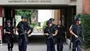 Petugas polisi melakukan pencarian menyusul terjadinya penembakan di Universitas California Los Angeles (UCLA), Rabu (1/6). UCLA ditutup sementara setelah terjadi penembakan di satu laboratorium teknik yang menewaskan dua orang. (REUTERS/Patrick T Fallon)