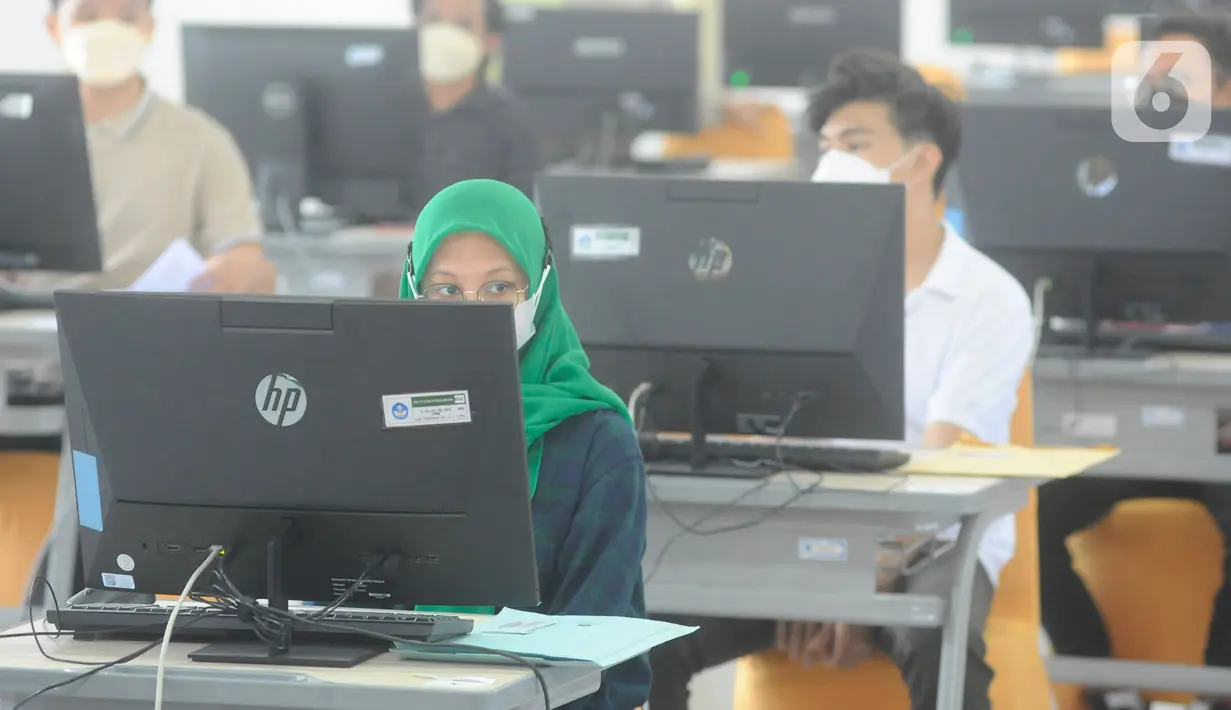 Pelaksanaan Ujian Tulis Berbasis Komputer-Seleksi Nasional Berdasarkan Tes (UTBK-SNBT) 2023 digelar serentak pada Senin (8/5/2023). (merdeka.com/Arie Basuki)