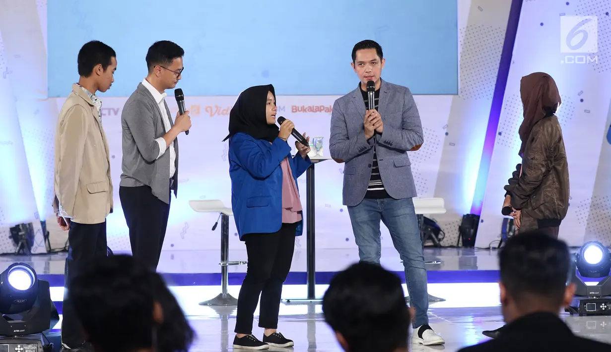 Creativepreneur sekaligus aktor Dude Harlino (dua kanan) berbicara dalam Emtek Goes To Campus (EGTC) 2018 di Universitas Gadjah Mada, Yogyakarta, Rabu (17/10). Dude juga berbagi tips dan trik menjadi wirausahawan sukses. (Liputan6.com/Herman Zakharia)