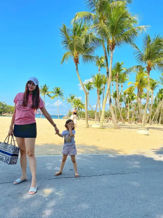 7 Potret Aura Kasih dan Arabella Liburan ke Singapura, Seru Main di Pantai
