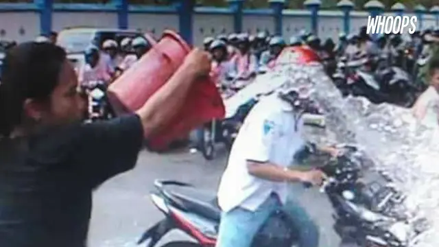Konvoi sepeda motor yang dilakukan sejumlah siswa bubar karena aksi berani ibu-ibu yang dilewati iring-iringan siswa
