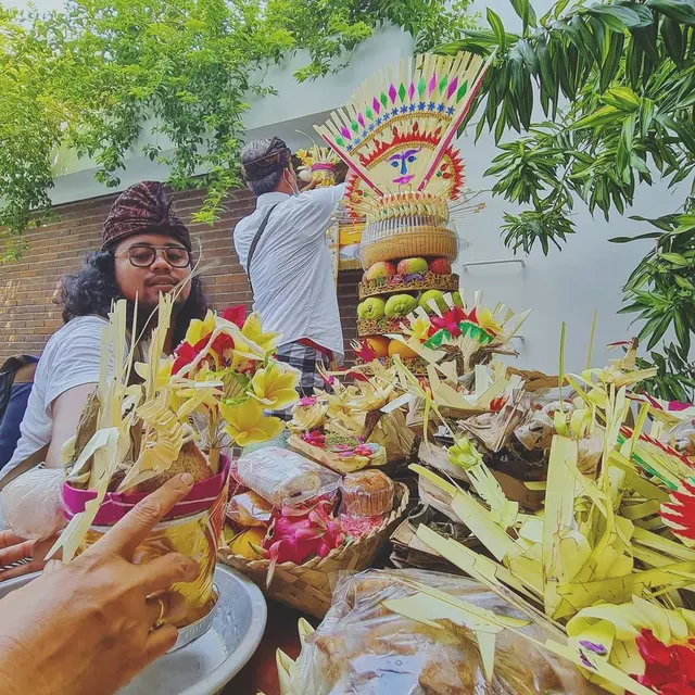 7 Momen Raisa dan Hamish Daud Dalam Upacara Melaspas Untuk Rumah Barunya di Bali