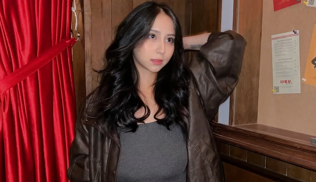 Ini adalah potret Clairine Clay dua bulan setelah melahirkan tepatnya pada bulan September 2024. Kenakan baju dress press body dipadukan dengan leather jacket warna cokelat, penampilan Clairine Clay bikin pangling. Wajahnya dipoles dengan makeup natural dan rambutnya dibiarkan digerai, istri cantik Joshua Suherman ini semakin pancarkan pesonanya. (Liputan6.com/IG/@clairineclay)