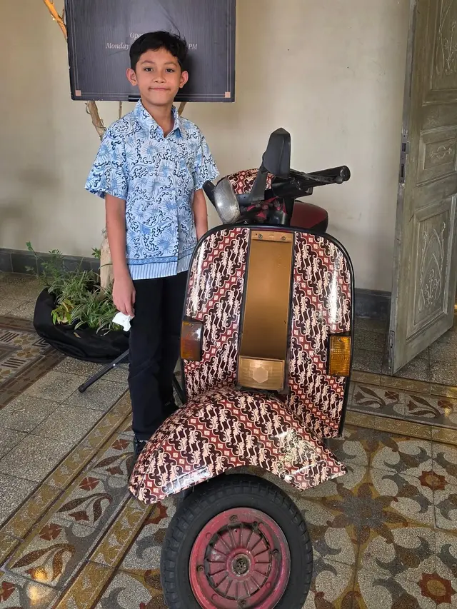 5 Potret Arumi Bachsin dan Anak Kompak Pakai Batik saat di Yogya, Tampilan Anggun dan Serat Nilai Budaya