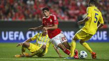 Penyerang Benfica, Goncalo Guedes (tengah) sedang beraksi untuk menghindari dari tekanan gelandang Astana, Dmitri Shomko (kiri) dan Marin Anicic, pada laga Grup C Liga Champions, di Luz Stadium, Lisbon (15/9/2016). 