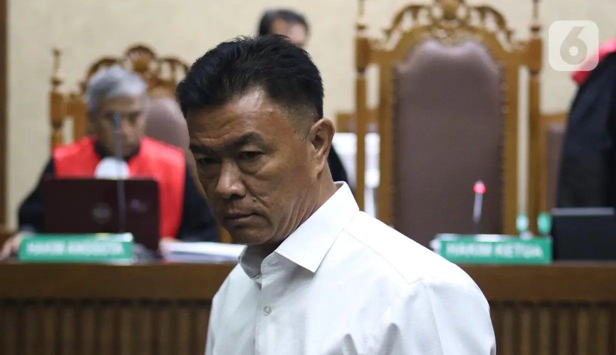 Terdakwa perantara suap mantan Bupati Kep Talaud Sri Wahyumi Maria Manalip terkait revitalisasi dua pasar TA 2019, Benhur Lalenoh usai sidang putusan di Pengadilan Tipikor Jakarta, Senin (9/12/2019). Benhur dihukum empat tahun penjara dan denda Rp 200 juta. (Liputan6.com/Helmi Fithriansyah)