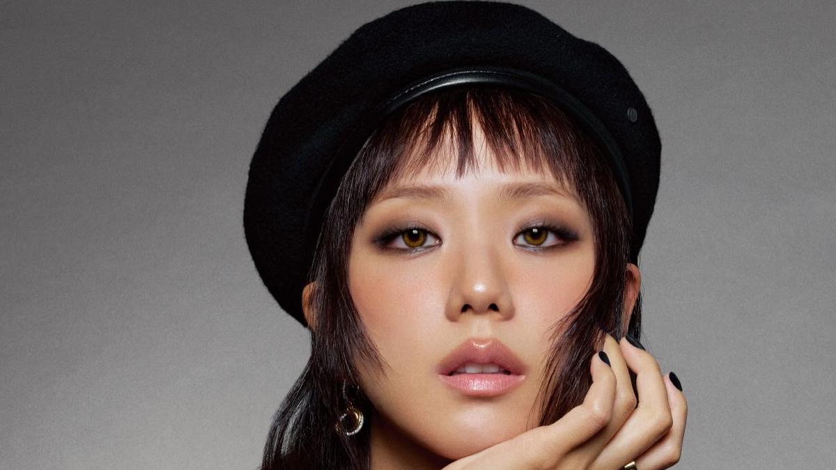 6 Potret Jisoo BLACKPINK Tampil Edgy Micro Bangs di Pemotretan, Aura Feminin Berevolusi Menjadi Bold Misterius