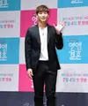 Selain punya wajah yang tampan, Jinwoon 2AM juga punya tinggi di atas rata-rata. Cowok kelahiran 2 Mei 1991 ini punya tinggi sekitar 185 cm. (Foto: koreaboo.com)