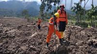 Tim SAR melakukan proses pencarian terhadap korban yang hilang akibat banjir bandang yang melanda Malampah Kabupaten Pasaman, Sumatera Barat. (Liputan6.com/ Novia Harlina)