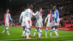Gol-gol The Eagles dicetak oleh Ismaila Sarr pada menit ke-41 dan ke-45, sementara Yeremy Pino menambah derita tuan rumah lewat gol penutup di menit ke-88. (AP Photo/Jon Super)