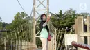 Warga asyik berswafoto di atas jembatan gantung, Kelurahan Curug, Bojongsari, Kota Depok, Jawa Barat, Senin (24/8/2020). Setiap sore, warga sekitar bermain di jembatan tersebut sambil menikmati matahari tenggelam. (merdeka.com/Dwi Narwoko)