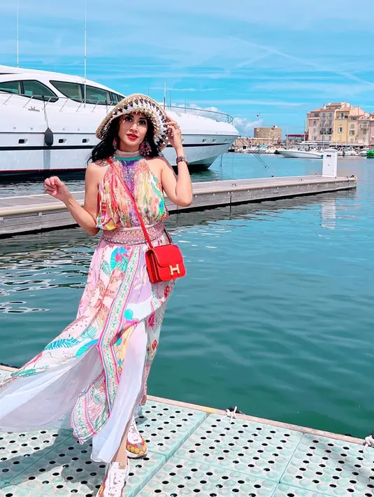 Selama menikmati momen liburan di Prancis, ia mengunjungi berbagai tempat yang indah seperti St Tropez, Cannes, hingga Menton. Banyak potret keseruannya saat berada di Prancis ini ia abadikan di media sosial Instagramnya. Tampil dengan gaya yang stylish, tidak jarang potretnya ini menuai banyak pujian netizen. (Liputan6.com/IG/@dps_diahpermatasari)