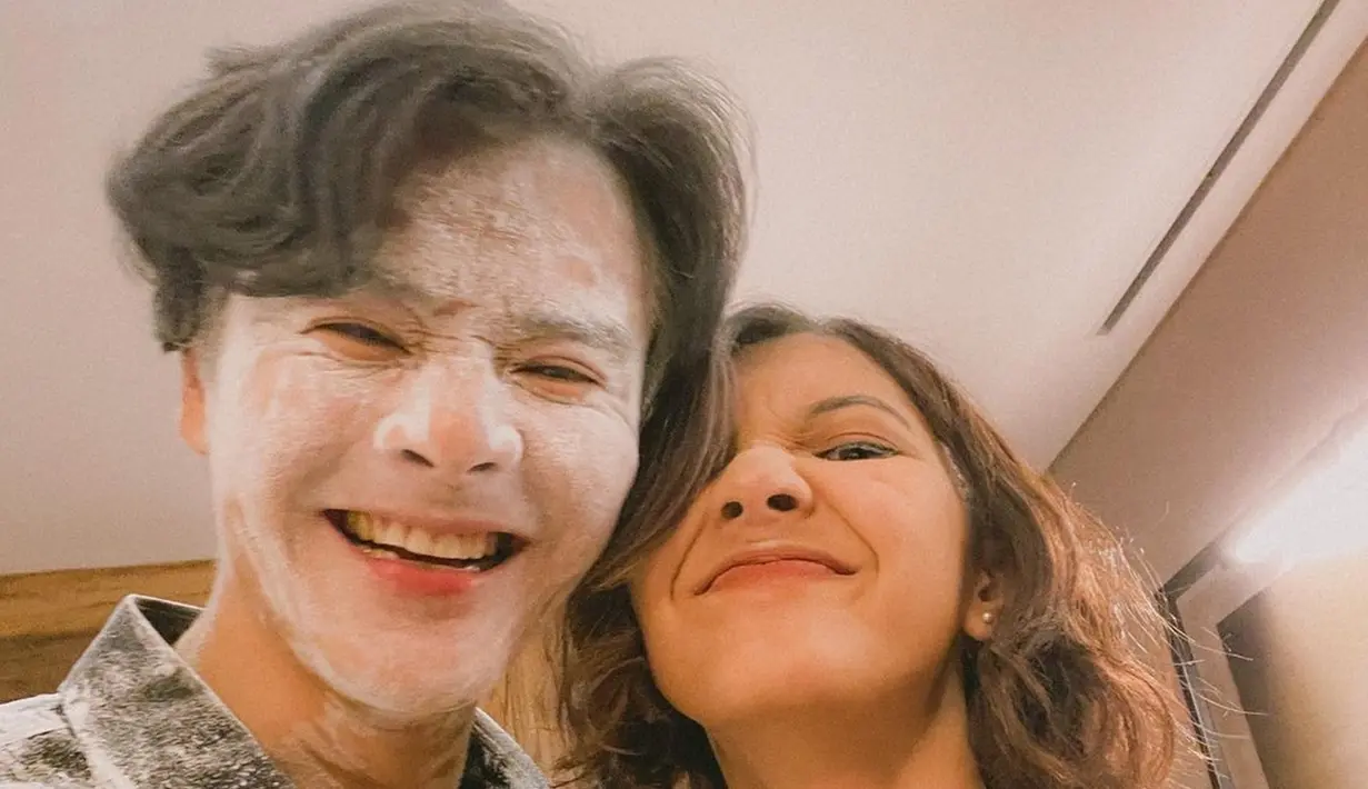 Sheila Dara berhasil memerankan karakter Dara yang tiba-tiba saja menghilang dan hanya Dion Wiyoko, pemeran Satria yang hanya bisa melihatnya. Drama Yang Hilang Dalam Cinta bergenre romance fiction ini sangat berhasil diperankan oleh keduanya. Kebersamaan mereka di lokasi syuting pun curi perhatian. Persahabatan antara keduanya sukses bikin netizen terkesima. (Liputan6.com/IG/@sheiladaisha)