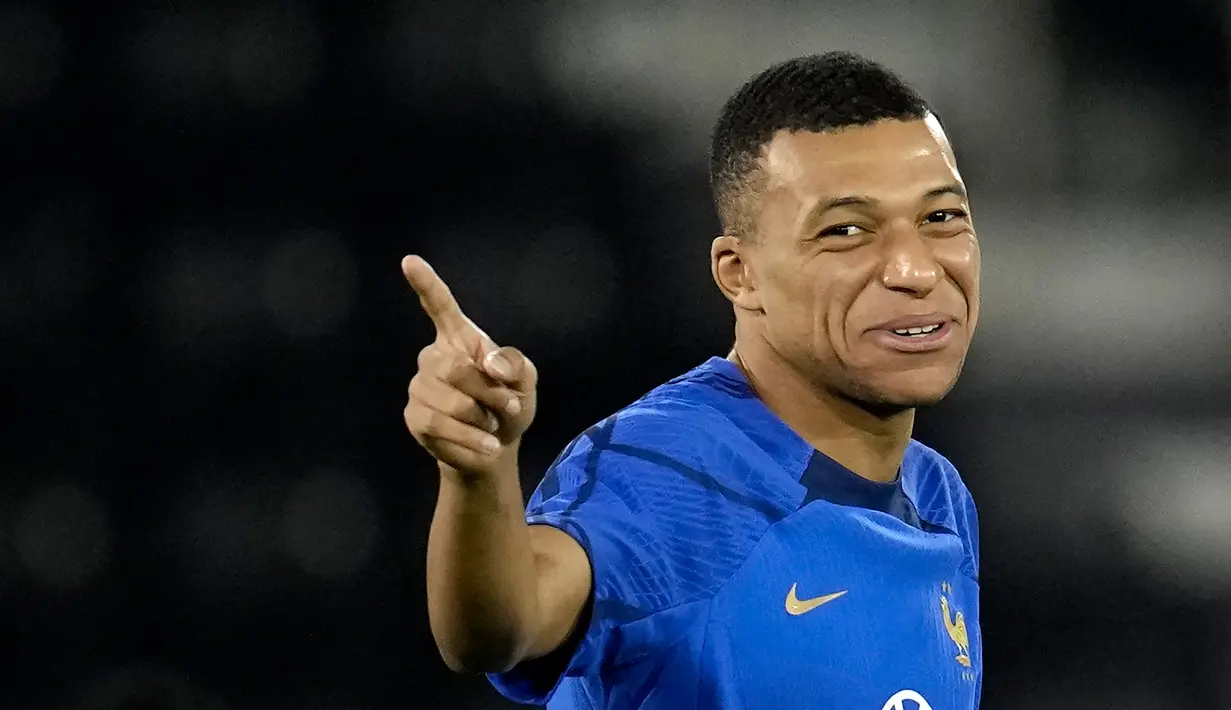 Pemain Prancis Kylian Mbappe memberi isyarat saat sesi latihan di Stadion Jassim Bin Hamad, Doha, Qatar, 8 Desember 2022. Prancis akan melawan Inggris dalam pertandingan sepak bola perempat final Piala Dunia 2022 pada 10 Desember. (AP Photo/Christophe Ena)